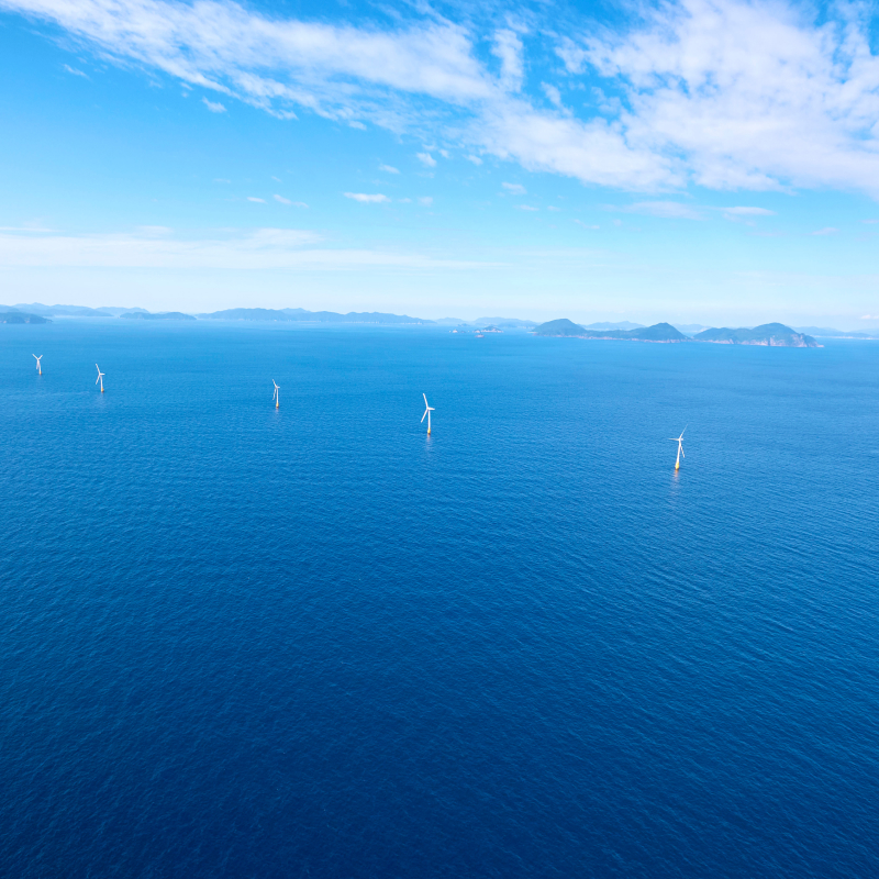 崎山沖に5kmにわたって8基の風車が並ぶ「五島洋上ウィンドファーム」