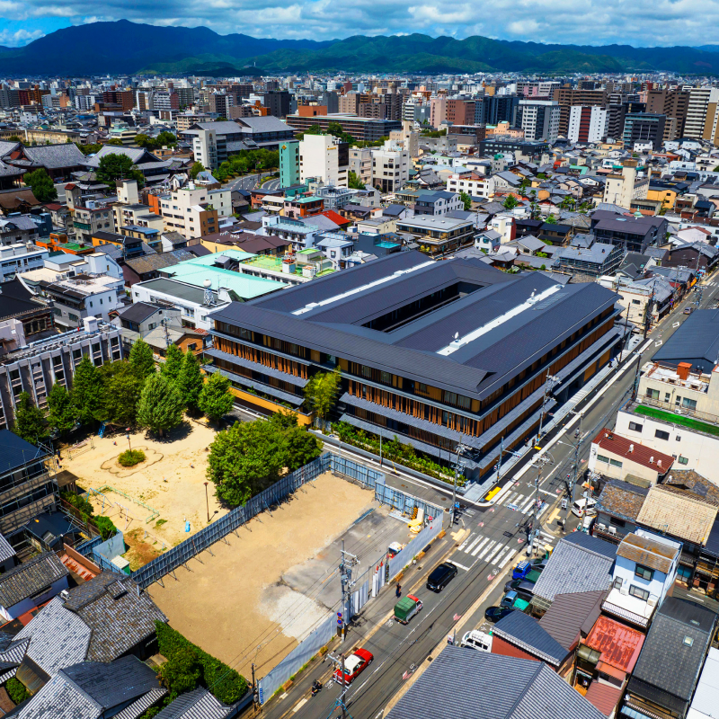 京都駅、西本願寺に程近いロケーション。地域に密着し町に馴染むことを目指した