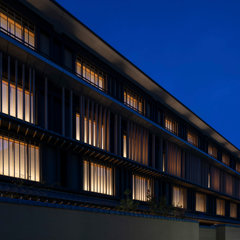 夜になると木格子のルーバーデザインが一際引き立ち京都らしさを演出