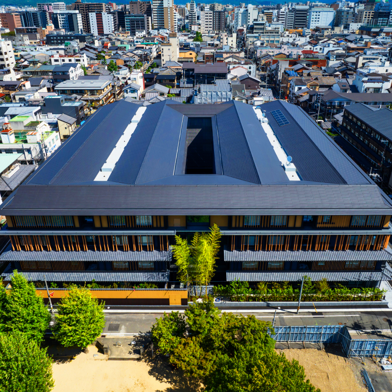 元々あった植柳小学校の校舎配置に倣って建物の中心に中庭を置く設計にした