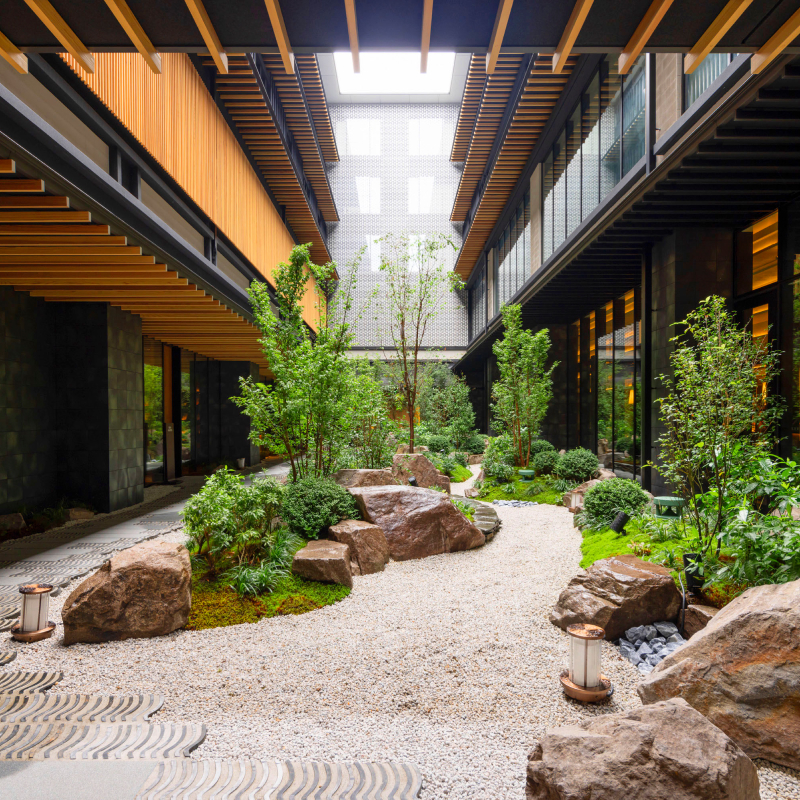 異なるデザインの対比と共存させた中庭