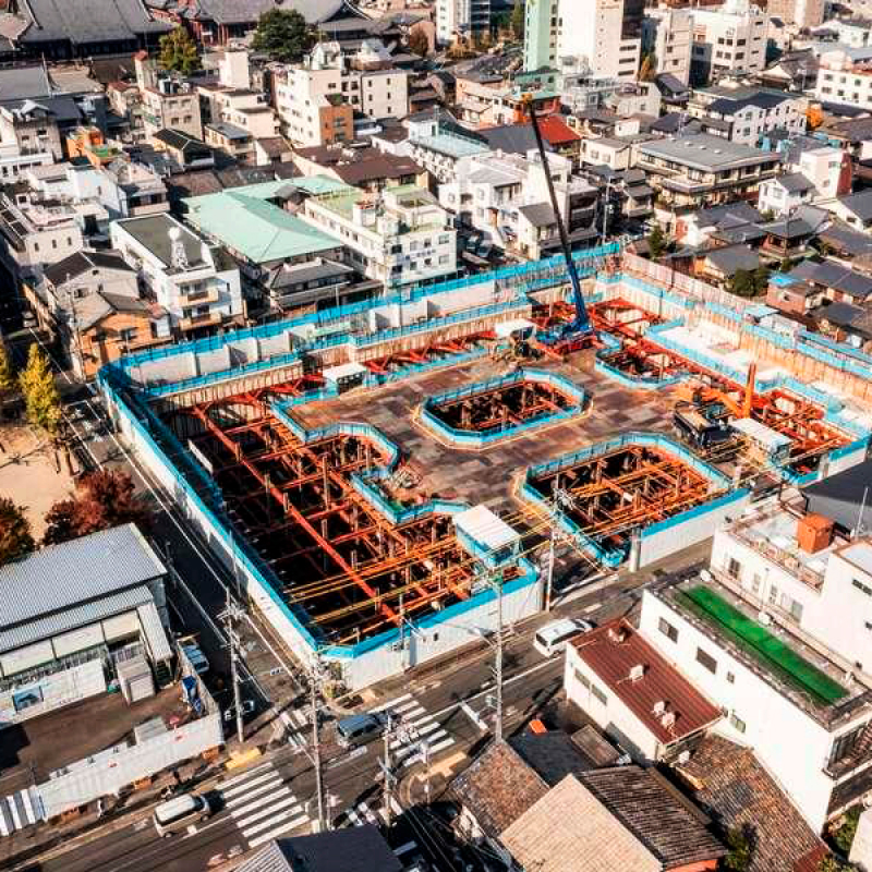 高さ制限のある限られたスペースを最大限生かすために15m掘り下げて地下空間を生み出した