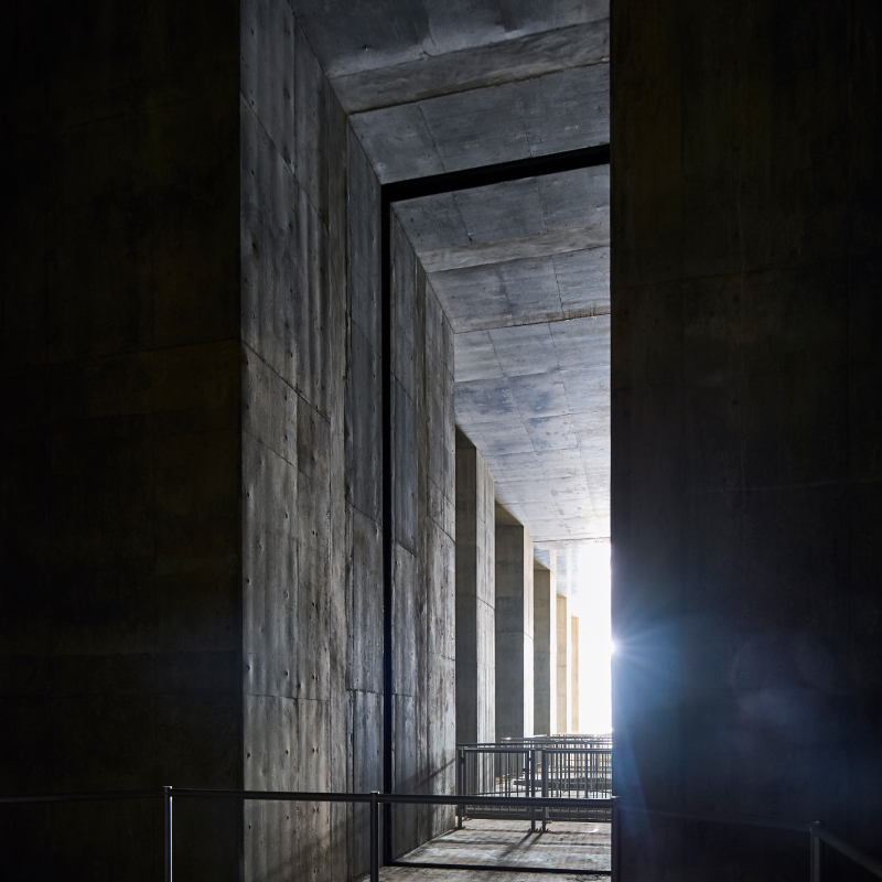 黒く見える溝が離隔2mの鉄筋コンクリート製の2函体(ケーソン)を繋ぐ上部の接続部