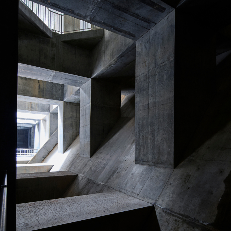 取水口から最深部まで、水が流れ落ちる減勢スロープの角度は52度