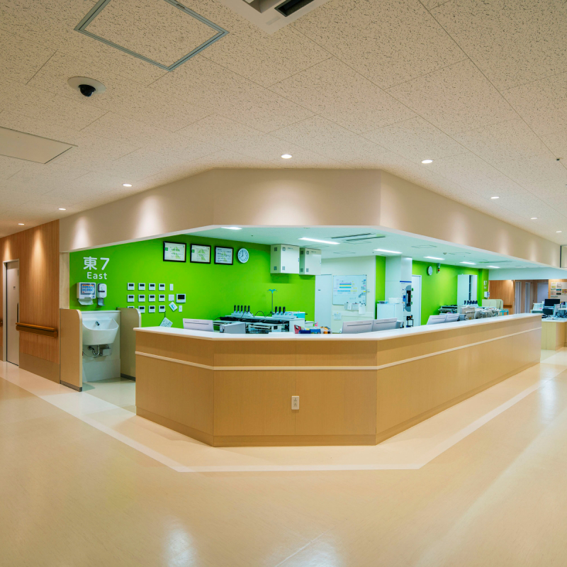 柱が無く見通しの良いサービスステーション