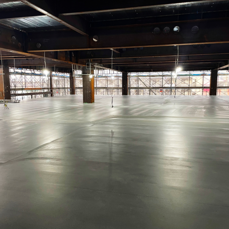 ロングスパン架構の建設現場