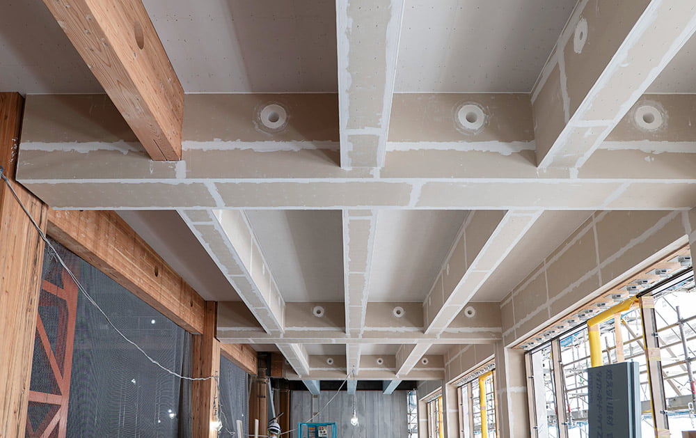 石膏ボードで覆われた木造梁